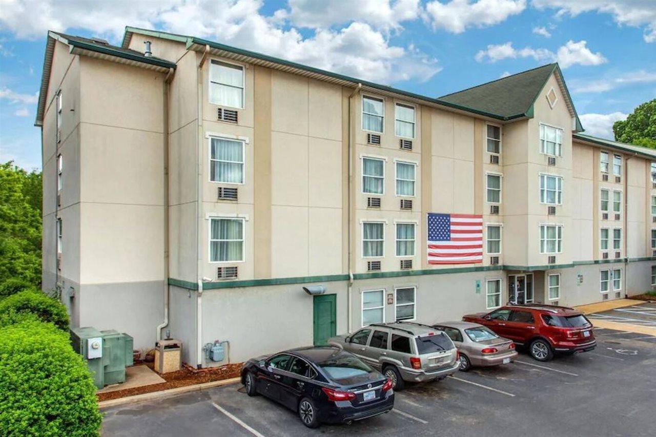 Rodeway Inn & Suites Near Outlet Mall - Эшвилл Экстерьер фото